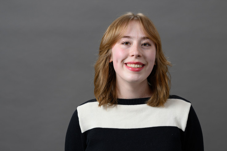 Ellie smling