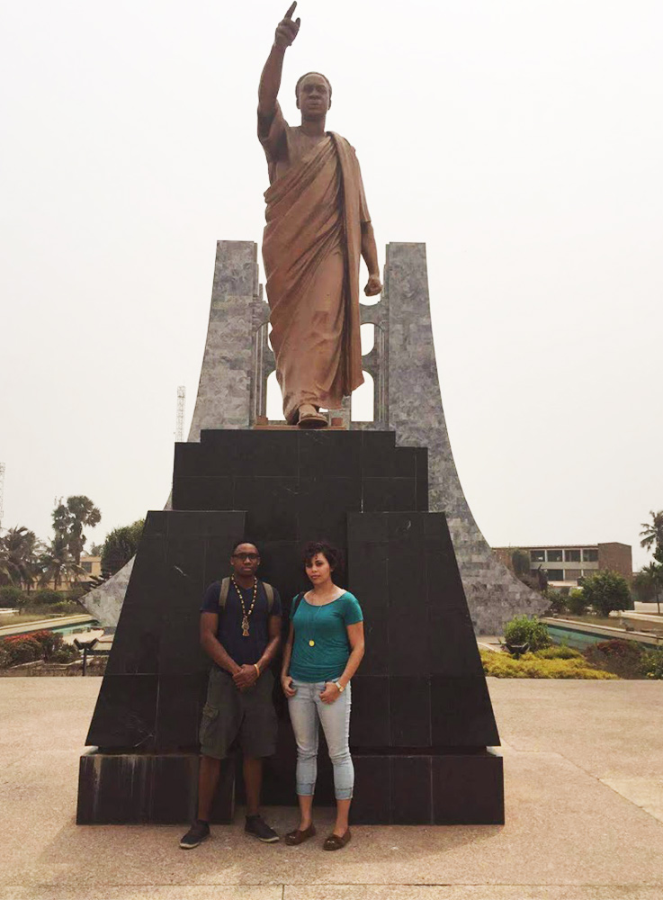 Honors students in front of a statue 