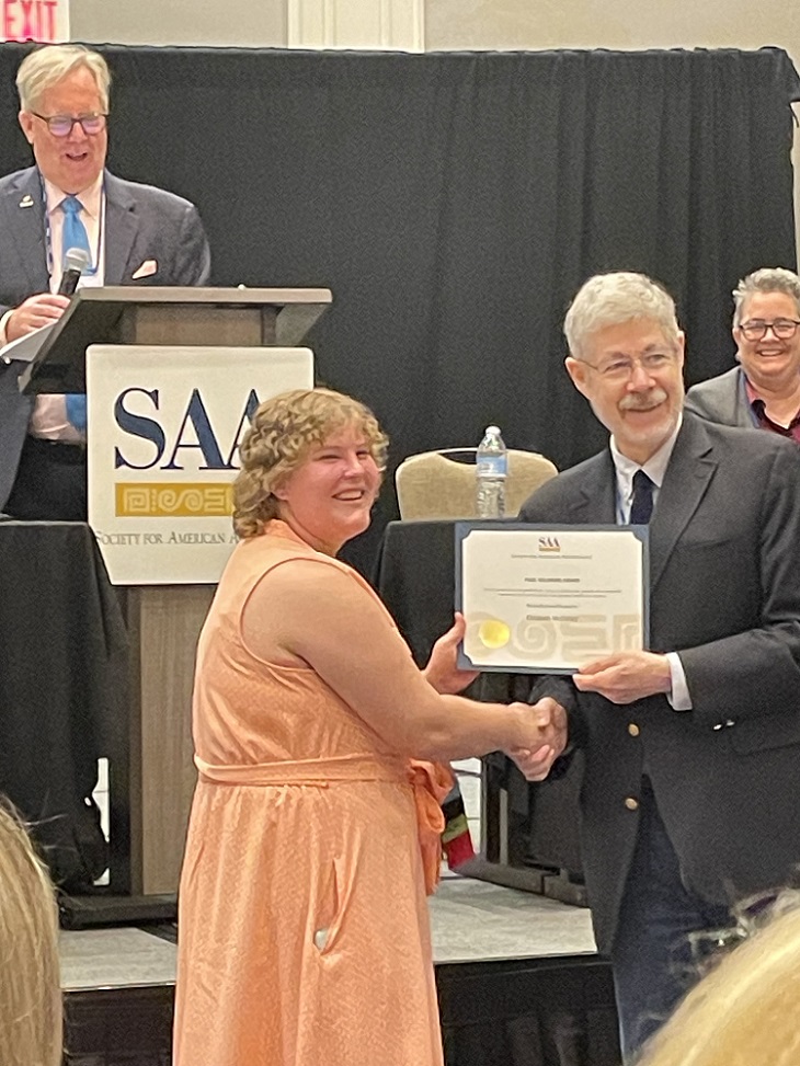 Liz McCreary receiving the Goldberg Award from SAA President Dan Sadnweiss 