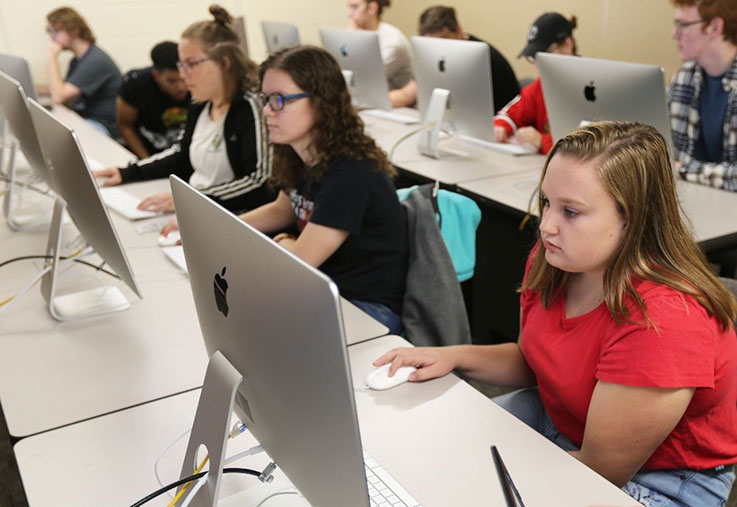 Comm Media students in a computer lab