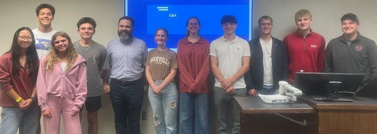 Economics students meet with Mitch DeRubis '13