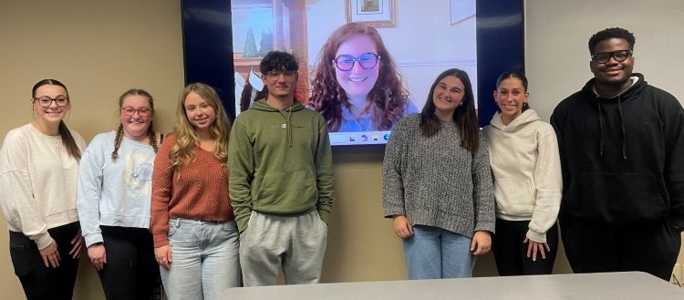 Economics students meet with Elizabeth Hall '08