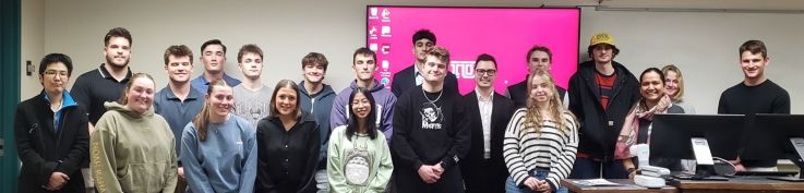Students and faculty attending the guest lecture presented by Rob Schwartz ’18