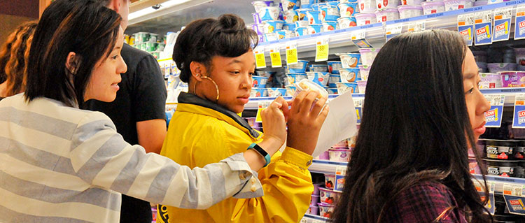 Sutton Scholar students enrolled in FDNT 143 on a grocery store tour 