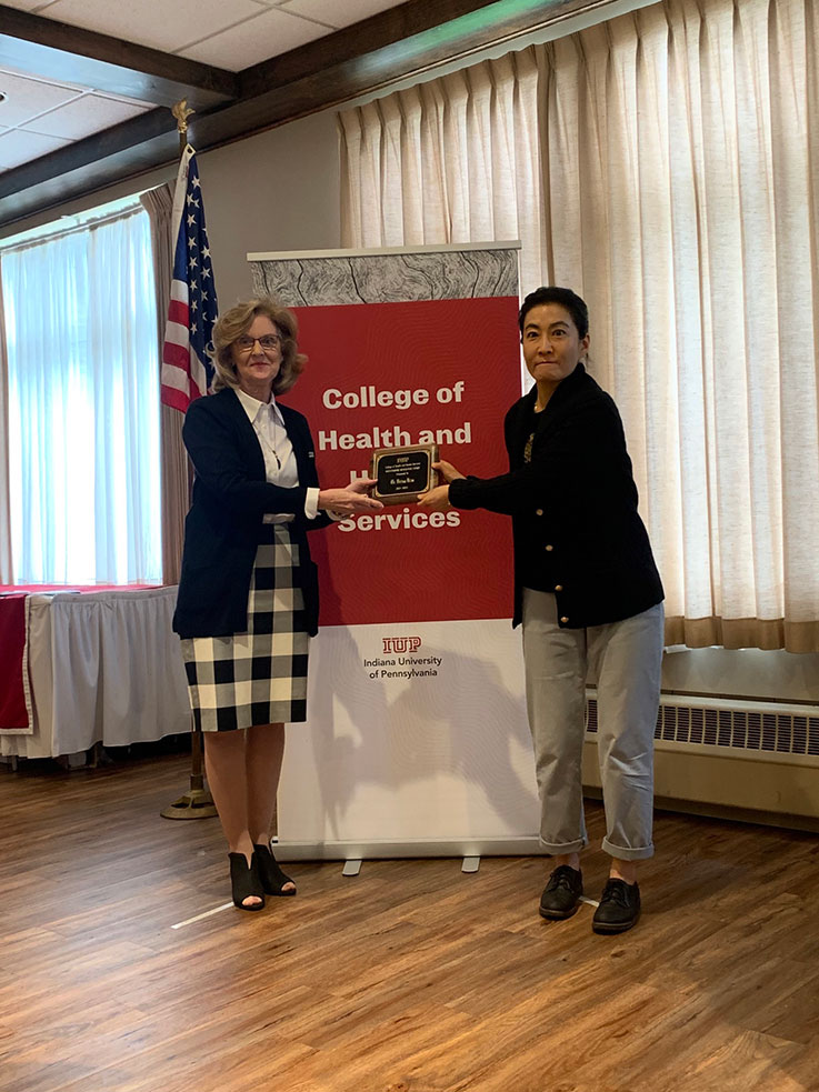 Bitna Kim receiving the 2021–22 Outstanding Researcher Award