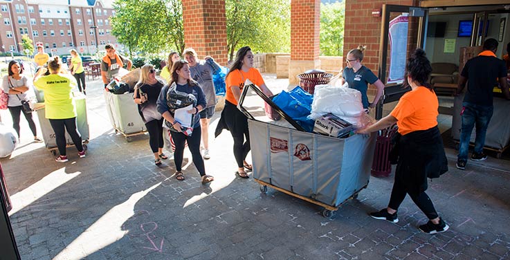 Students moving in during Move-in 2024