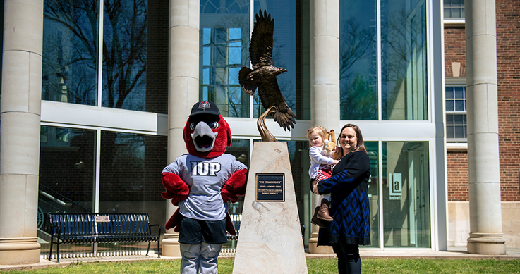 Image of Hawk statue in Oak Grove with family members