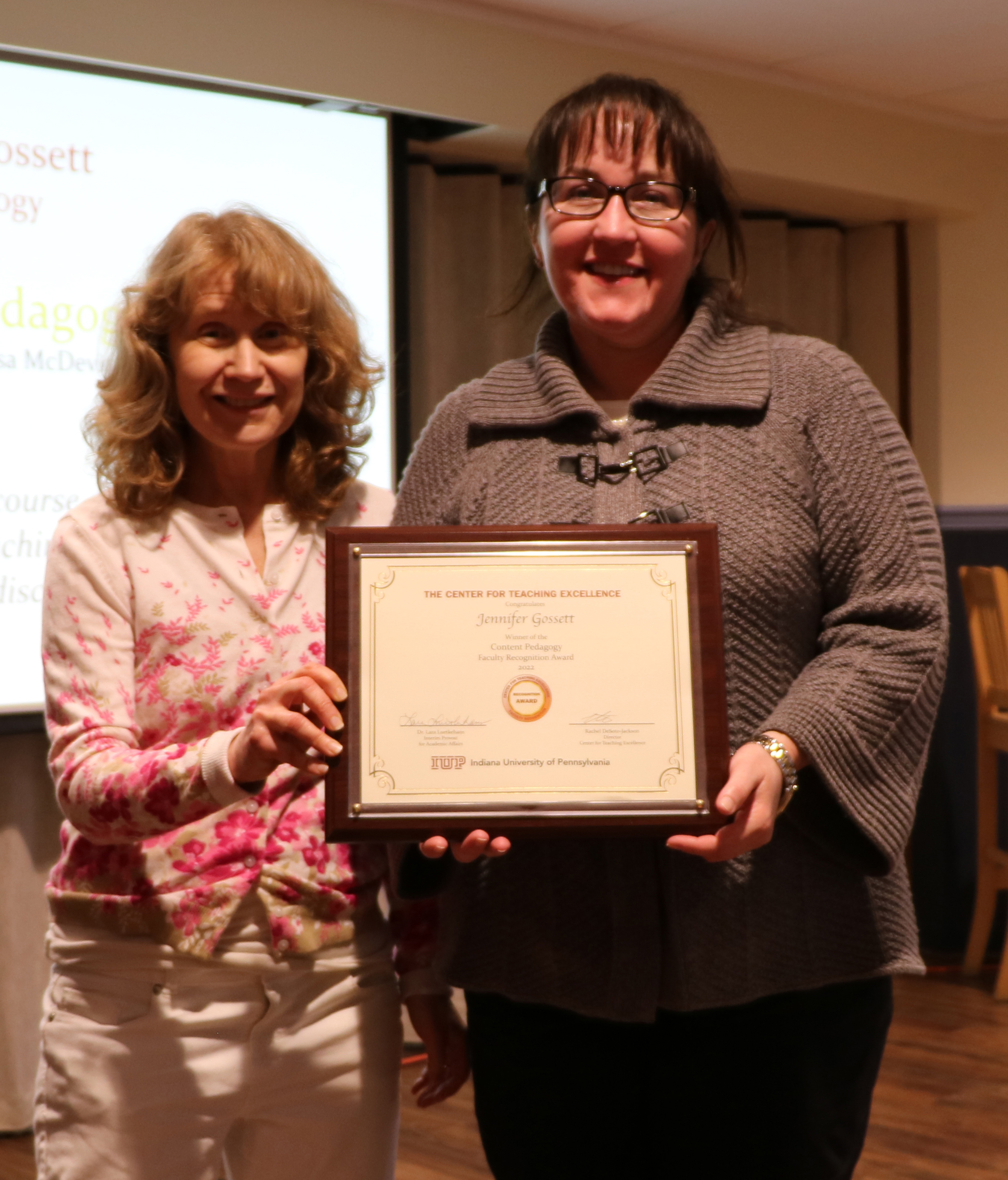 Jennifer Gossett receives her award from Theresa McDevitt