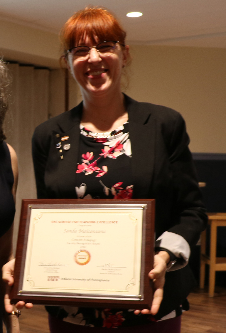 Sanda Macicaneanu with award