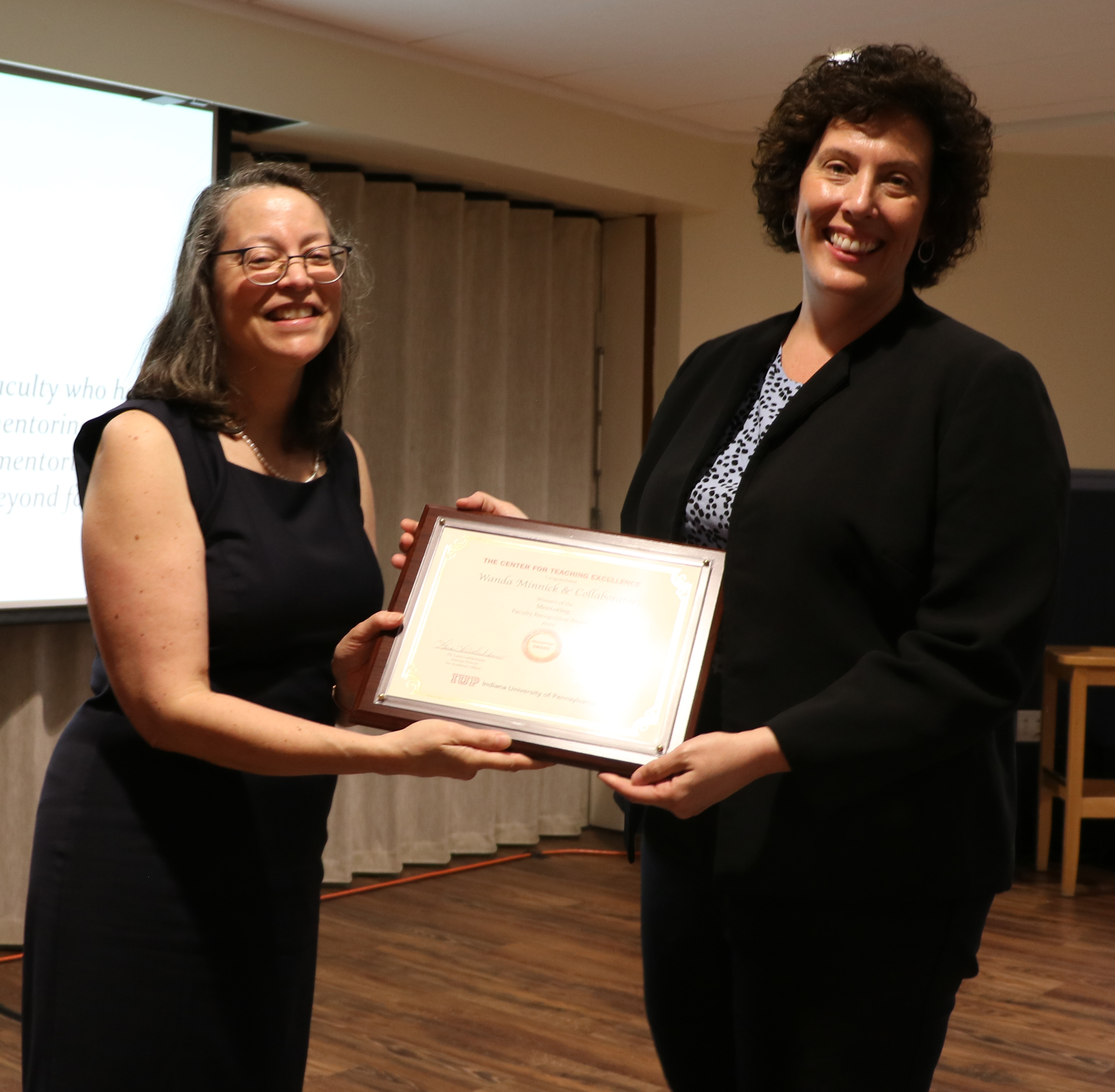 Wanda Minnick receiving her award from Anne Kondo