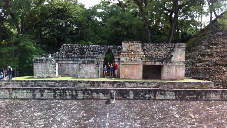 IUP students and faculty in Honduras