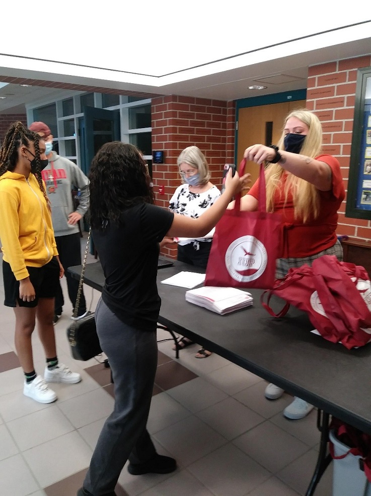 Janet May, Administrative Assistant for the CLASS office, and Taylor Friedman (Eberly Navigator, Accounting major) distributed welcome bags to students attending the College meeting.